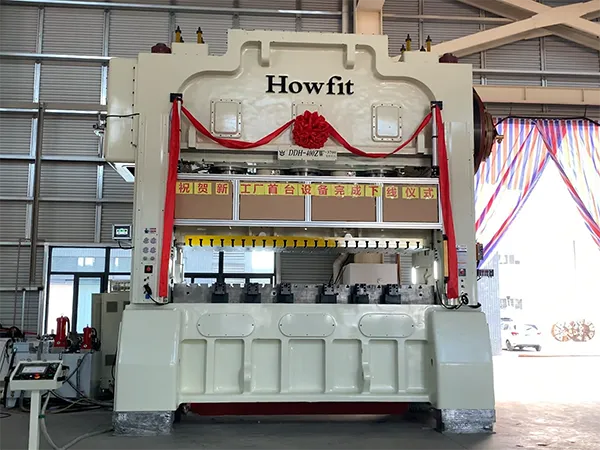 Prensa de lado recto, 3 postes guía (400 toneladas)