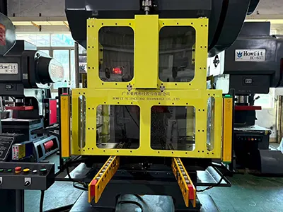 Puerta de seguridad neumática / cortina de luz de seguridad / brazo de matriz (opcional)